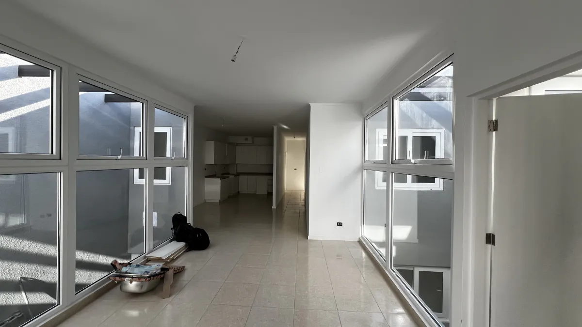 Edificio Comercial: Construcción completa de edificio con 1 local comercial y 3 departamentos.